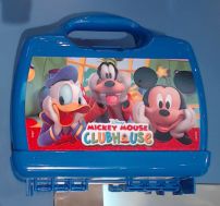 Lunchera de plastico con los personajes de Disney en el frente y atras