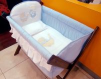 Catre de dormir Celeste / Blanco con Oso Llevando cochecito