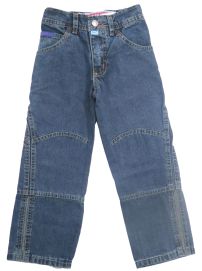 Pantalon clasico jean con bordado en un bolsillo trasero