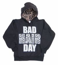 Buzo Frizado Con Capucha y Letras en Animal Print 