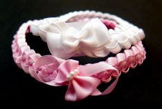 Vincha Trenzada Elastizada Finita Con Aplique de Moño o Flor