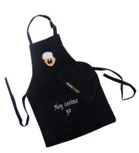 Delantal de cocina con texto en bolsillo frontal. Incluye gorro de cocinero