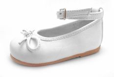 Balerina con moño y pulsera cuero