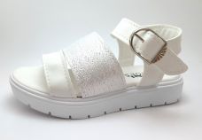 Sandalia blanca con brillos plateados