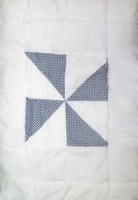 Acolchado de Cuna Combinado Liso y Cuadros