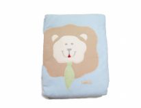 Frazada de Polar Con Tela Plana Matelasse Bordado Leon Con Corbata