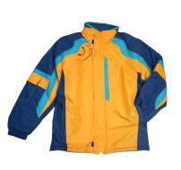 Campera de Abrigo Forrada en Polar Capucha Oculta y Espalda Bordada