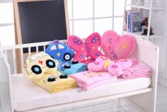 Frazada Polar Lisa Funcional con Muñeco Corazon