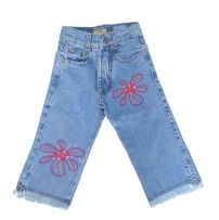 Pescadora de Jean con Flores Bordadas y Ruedo Deshilachado