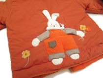 Campera de Microfibra Bordada con Aplique de Conejito en Espalda