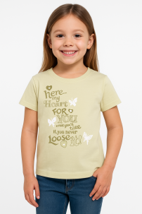 Remera Manga Corta Estampado Here My Heart con Tachas y Brillo