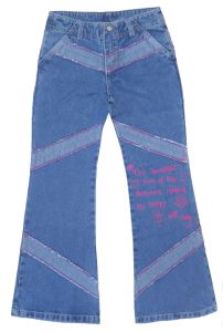 Pantalon jean nena con recortes y estampa