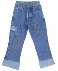 Pantalon jean recto con bolsillo al costado y bordados