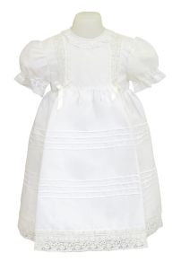 Vestido Bautismo tela facetada con alforzas de guipur. Mangas cortas