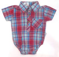 Body manga corta con cuello y bolsillo tipo camisero escoces de varon