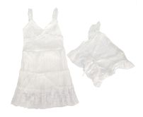 Vestido y casaca de tul bordado sin manga