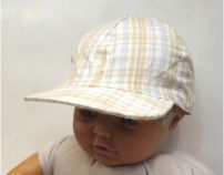 Gorro Cap con visera de tela cuadrille con elastico atras