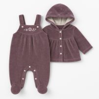 Conjunto Plush Campera y Jardinero Bordado En Flores Con Pie