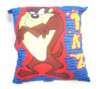 Almohadon cuadrado estampado de ambos lados una cara el demonio de tazmania y el otro bugs bunny