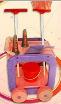 Carrito de limpieza con escoba palita secador conitos balde y trapo