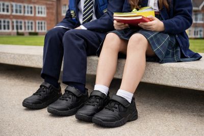 Zapatilla Colegial Cuerina con Elastico y Velcro