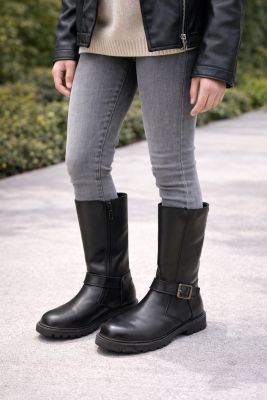 Bota Caña Alta de Cuero Con Hebilla