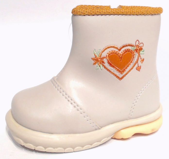 Bota Cuerina con Corazon Bordado