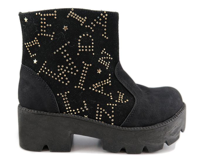 Bota Corta de Gamuza Con Taco Tachas y Estrellas