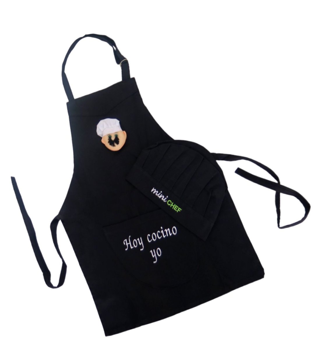 Delantal de cocina con texto en bolsillo frontal. Incluye gorro de cocinero