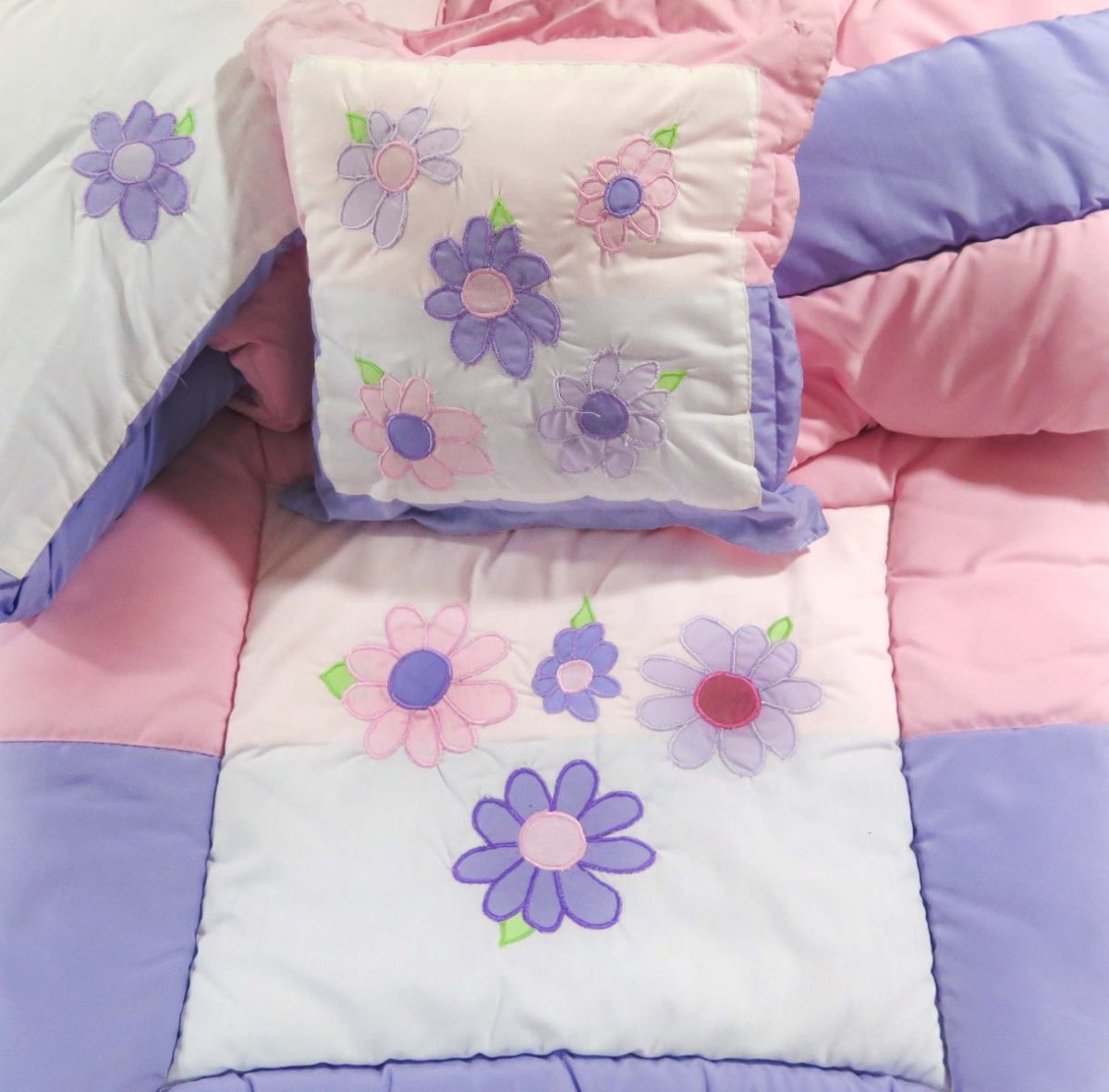 Acolchado Funcional.  Chichoneras C/ cabezal y  Almohadon. C/Flor Bordada