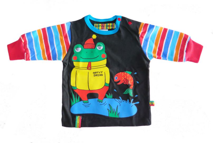 Remera Manga Larga Estampada De Rana Con Mangas Rayadas