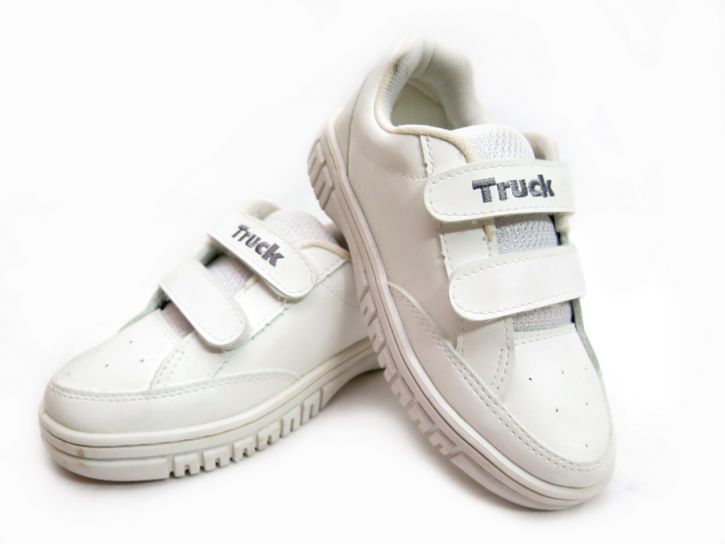 Zapatilla Colegial de Cuerina Con Velcro