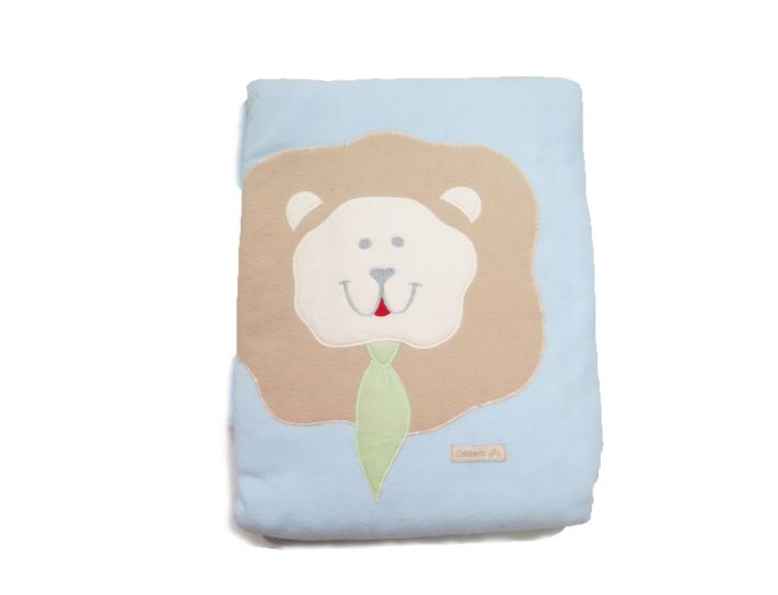 Frazada de Polar Con Tela Plana Matelasse Bordado Leon Con Corbata
