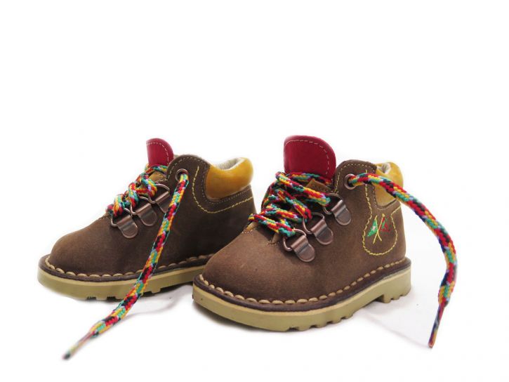 Botita Bota de Cuero Con Cordon Banderines Bordados