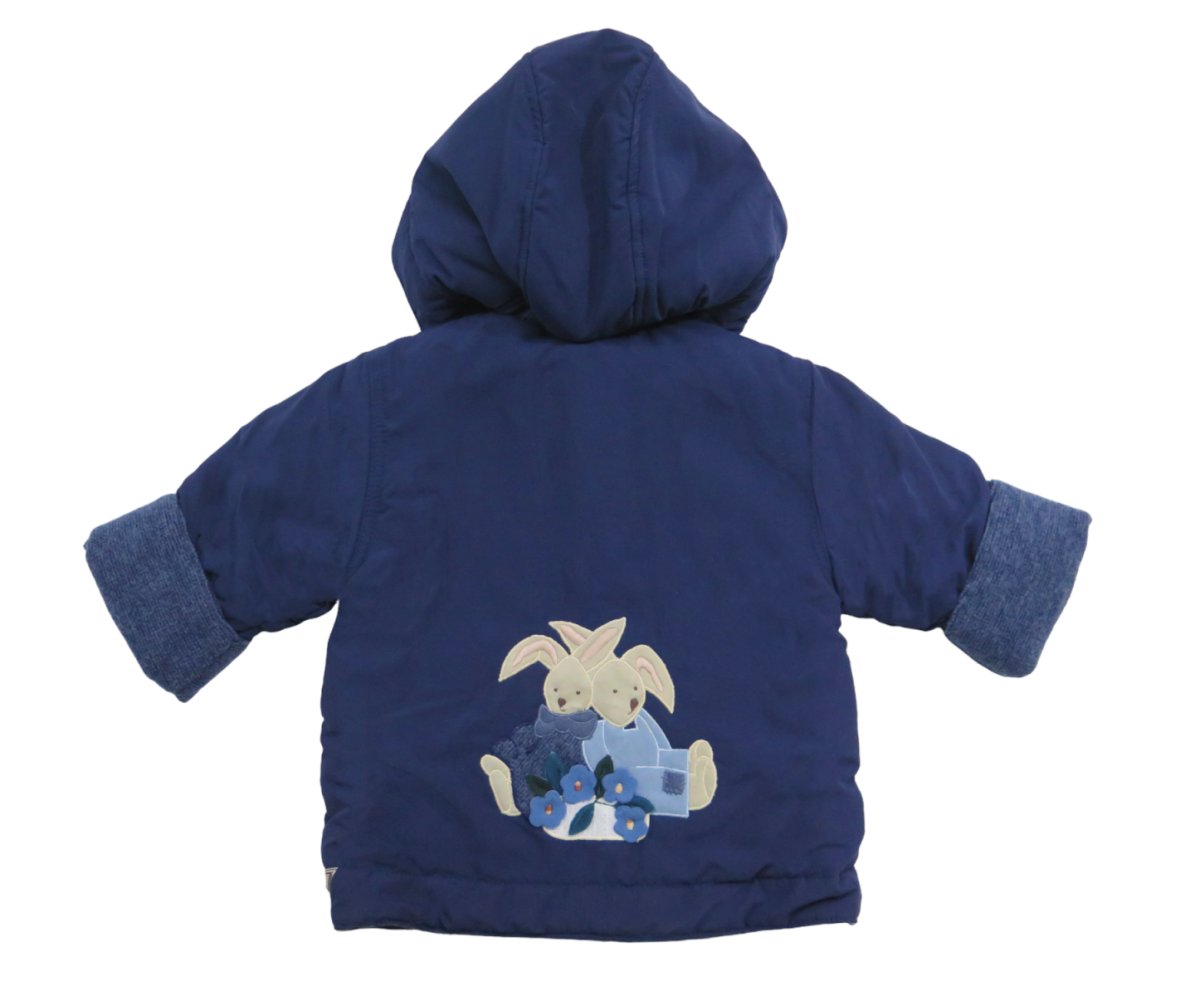 Campera de Microfibra Matelasse Bordada con Aplique de Conejos en la Espalda y Frente