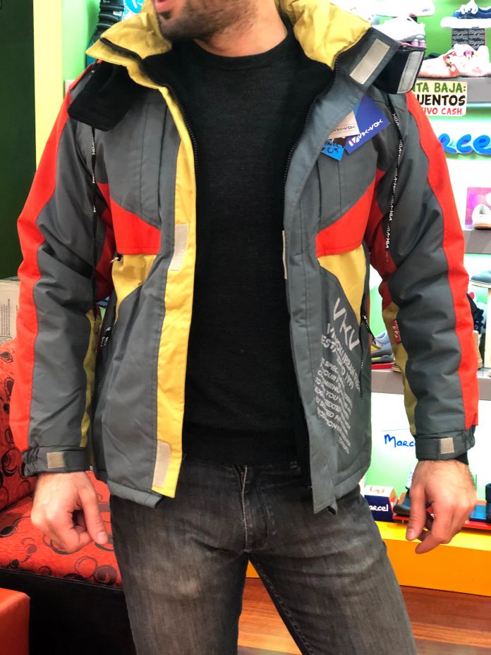 Campera con Polar Interno Estampada y Capucha Desmontable