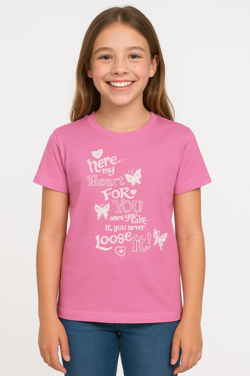 Remera Manga Corta Estampado Here My Heart con Tachas y Brillo