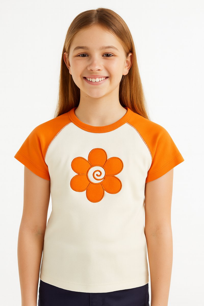 Remera Manga Corta Bordado Flor con Espiral