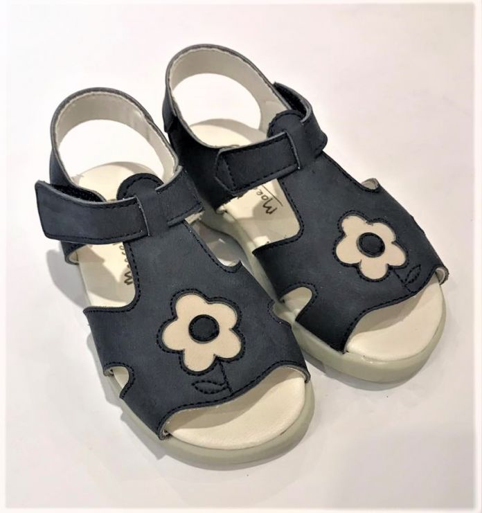 Sandalia con Aplique de Flor y Velcro