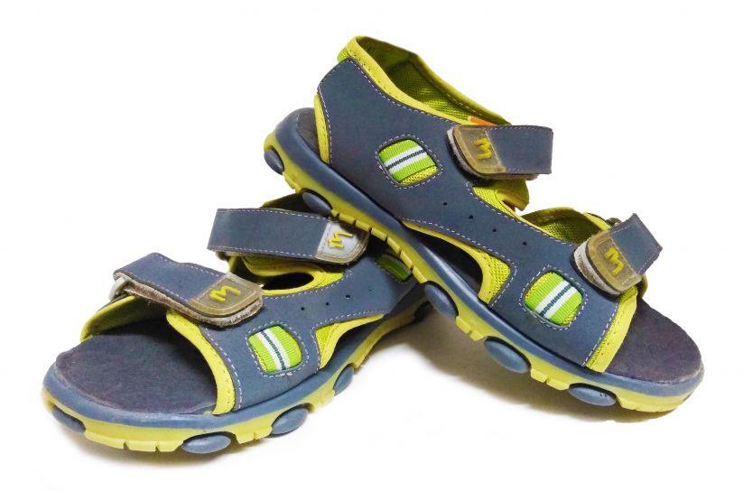 Sandalia Beach de Tela y Goma con Dos Velcros