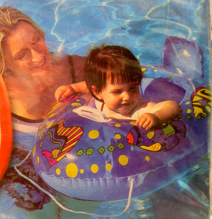 Baby Boat Inflable con pescaditos, manija plastica y soga adelante.