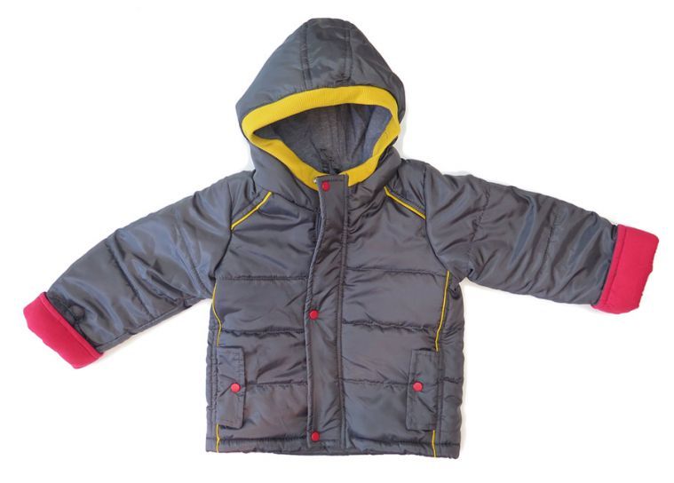 Campera de Microfibra y Wata Forrada con Polar y Capucha