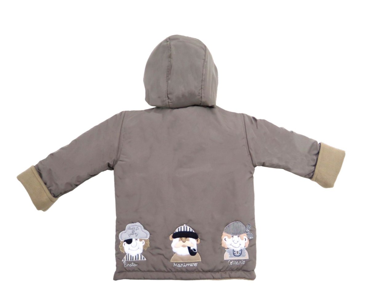 Campera de Gabardina Bordada con Aplique de Piratas en la Espalda