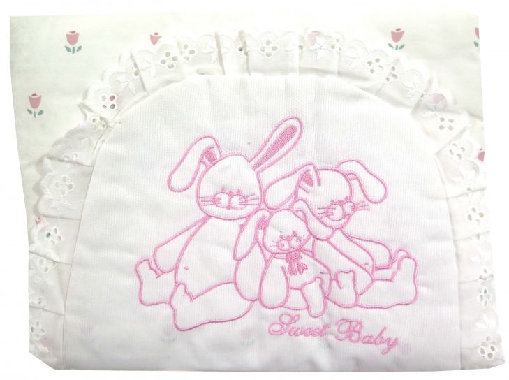 Cambiador con flores y bordado