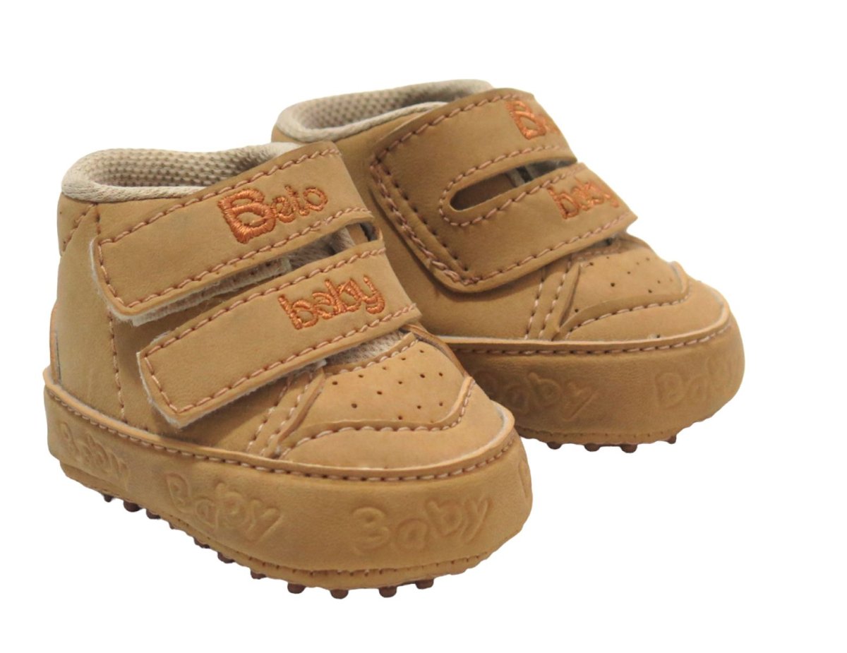 Botita nobuk con velcro. Con base