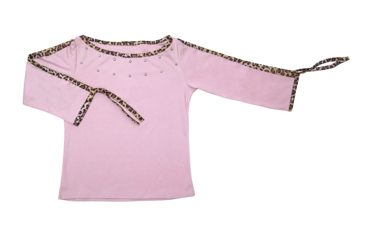 Remera chuchi con detalle de animal print y tachas