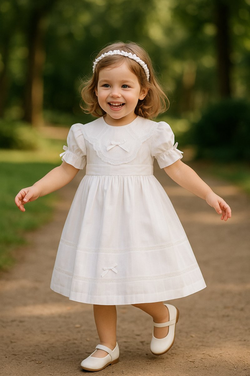 Vestido Bautismo seda labrada entre dos de guipur bordado de mangas cortas