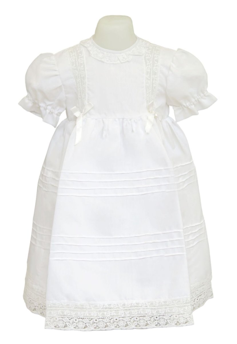 Vestido Bautismo tela facetada con alforzas de guipur. Mangas cortas