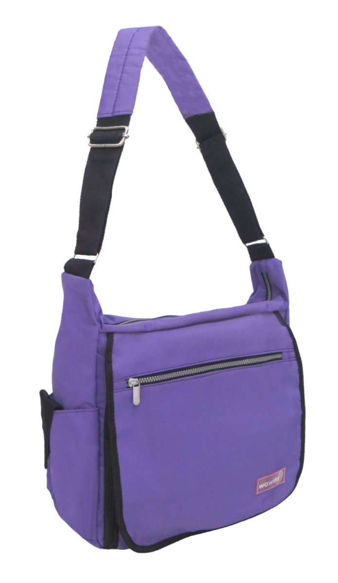 Bolso cambiador de tela impermeable, y cierre horizontal en la tapa. 1 correa.