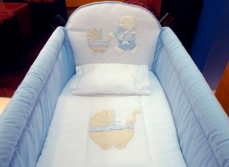 Catre de dormir Celeste / Blanco con Oso Llevando cochecito